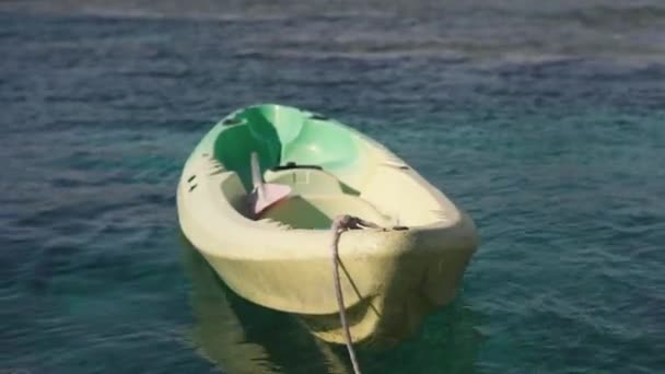 Wąska łódź styropianowa z wiosłem pływającym w morzu latem — Wideo stockowe