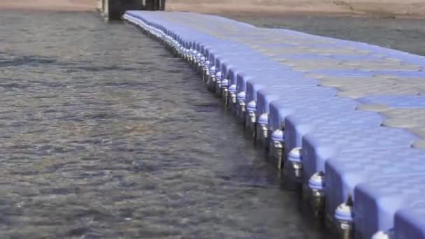 Langer Plastikponton schwimmt an einem sonnigen Tag an der Küste Ägyptens — Stockvideo