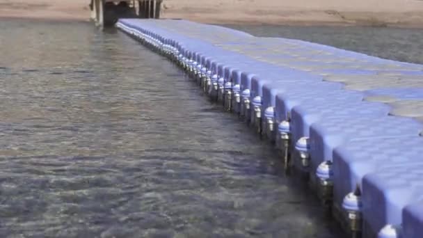 Straight Plastic Ponton schwimmt an einem sonnigen Tag an einem Meeresstrand in Ägypten — Stockvideo