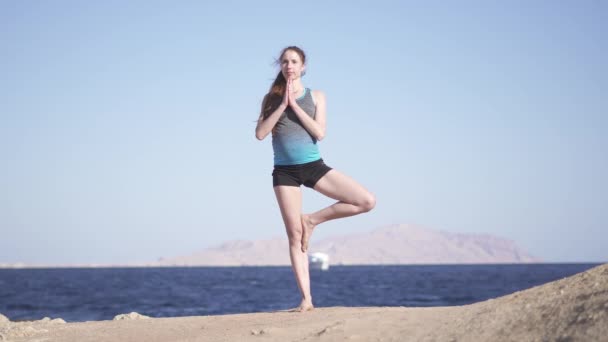 Sportovní těhotná žena dělá strom asana na egyptské mořské pláži — Stock video