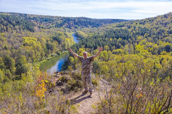 Turist Berd Sibirya'da Nehri'ne bakan bir sırt üzerinde. Sonbahar