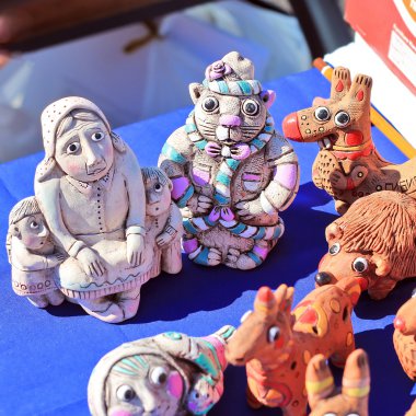 Heykeller ve topraktan yapılan Rus ulusal st el yapımı oyuncaklar