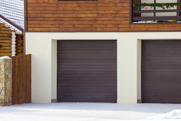 Persianas rolantes para garagem em uma casa de campo residencial — Fotografia de Stock