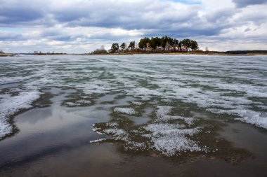 Bahar Ob Nehri üzerinde buz erime