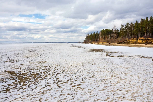 Bahar Ob Nehri üzerinde buz erime