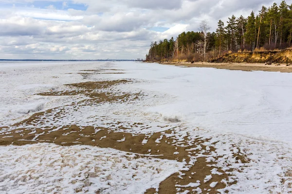 Bahar Ob Nehri üzerinde buz erime
