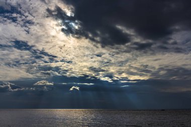 Akşam Ob nehir fırtına öncesi sessizlik