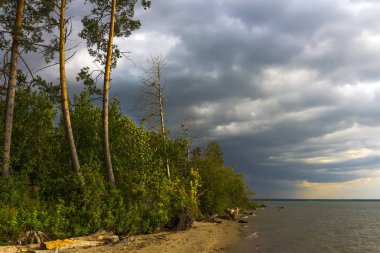 Akşam Ob nehir fırtına öncesi sessizlik