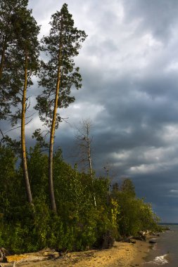 Akşam Ob nehir fırtına öncesi sessizlik