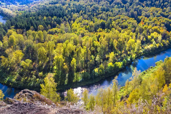 Paesaggio d'autunno. Veduta del fiume Siberiano Berd, dalla roccia — Foto Stock
