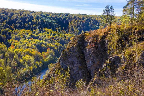 Höstlandskap. Utsikt över floden Siberian Berd, från klippan — Stockfoto