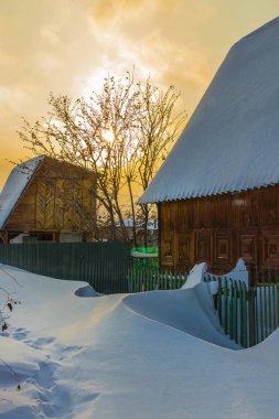 Kış günbatımı karlı Köyü sokakta