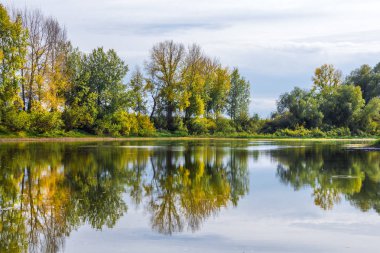 Sibirya Nehri üzerinde sonbahar manzara