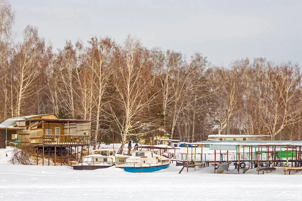 Paisagem de inverno no rio siberiano — Fotografia de Stock