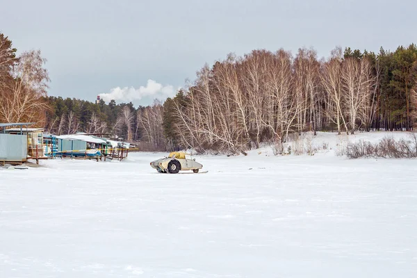 Winterlandschap op de Siberische rivier — Stockfoto