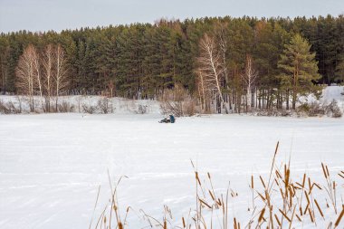 Kış manzara Nehri üzerinde. Ayrı bir nehir (Ob Nehri'nin bir kolu), Novosibirsk Oblastı, Sibirya, Rusya Federasyonu