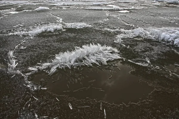 Topnienia lodu wiosna nad rzeką — Zdjęcie stockowe