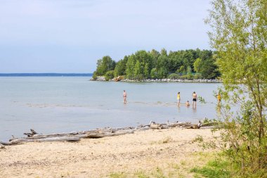 Ob baraj gölünün kıyısında dinlenme. Novosibirsk Oblastı, Si