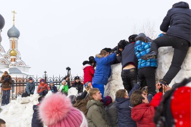 Berdsk, Novosibirsk Oblastı, Sibirya, Rusya Federasyonu - 26 Şubat 2017: Rus tatil kış veda. Kar spor oyunları gençlerin bir Ortodoks Kilisesi. Kar Kalesi fırtınası