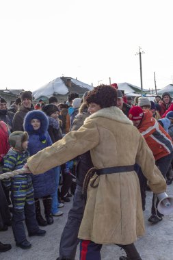 Maslenitsa tatil çocuklarda halat çekme. Sibirya,