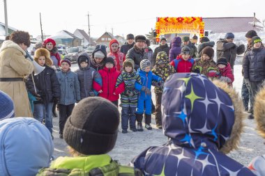 Berdsk, Novosibirsk Oblastı, Sibirya, Rusya Federasyonu - 26 Şubat 2017: Rus tatil kış veda. Bir eski Rus eğlence - mücadele duvardan duvara. Çocukların güç yarışmalar