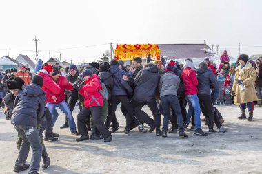 Berdsk, Novosibirsk Oblastı, Sibirya, Rusya Federasyonu - 26 Şubat 2017: Rus tatil kış veda. Bir eski Rus eğlence - mücadele duvardan duvara. Güç ve Yumruklaşma gençler