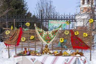 Sokakta, Yemek masasi karnaval tatil dekore edilmiştir.