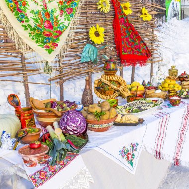 Sokakta, Yemek masasi karnaval tatil dekore edilmiştir.