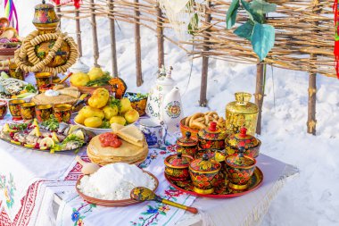 Sokakta, Yemek masasi karnaval tatil dekore edilmiştir.