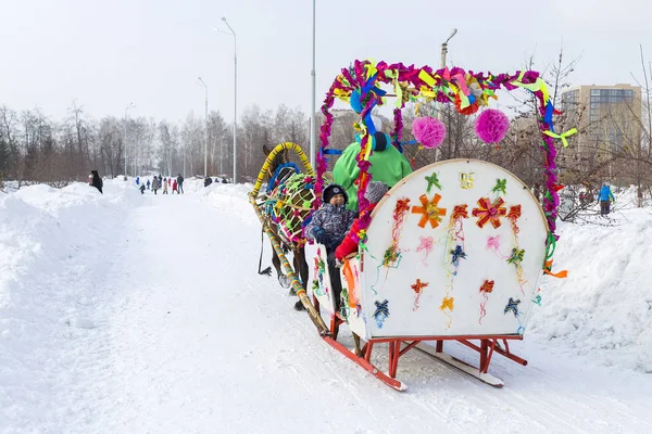 Andar a cavalo no trenó. O feriado de Maslenitsa. Sibéria — Fotografia de Stock