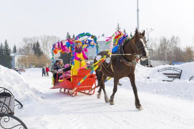 Berdsk, Novosibirsk Oblastı, Sibirya, Rusya Federasyonu - 26 Şubat 2017: binicilik kızakta. Maslenitsa tatil