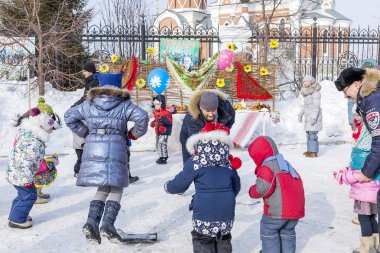 Berdsk, Novosibirsk Oblastı, Sibirya, Rusya Federasyonu - 26 Şubat 2017: Rus tatil Maslenitsa, kilisede ulusal sokak şenlikleri