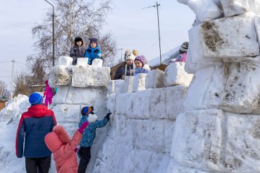 Berdsk, Novosibirsk Oblastı, Sibirya, Rusya Federasyonu - 26 Şubat 2017: Rus tatil Maslenitsa, kilisede ulusal sokak şenlikleri
