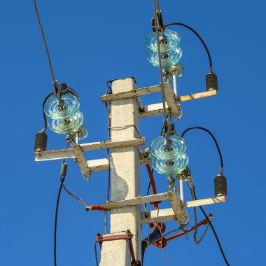 Somut bir ayağı ile sabit kablo elektrik