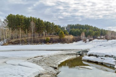 Bahar Nehri üzerinde buz erime. Sibirya, Rusya Federasyonu