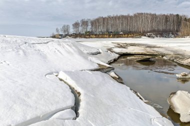 Bahar Nehri üzerinde buz erime. Sibirya, Rusya Federasyonu