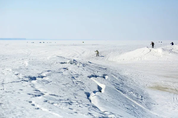 Ob baraj gölünün buzda kayakçı — Stok fotoğraf