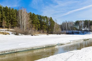 Nehri üzerinde buz erime ile bahar manzara. Ayrı bir nehir (Ob Nehri'nin bir kolu), Novosibirsk Oblastı, Sibirya, Rusya Federasyonu