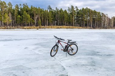 Nehir buz bisiklet. Nehir Ob, Novosibirsk Oblastı, Sibirya, Rusya Federasyonu