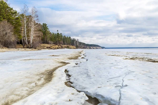 川の氷の融解と春の風景 ノヴォシビルスク州 シベリア ロシアの川 — ストック写真