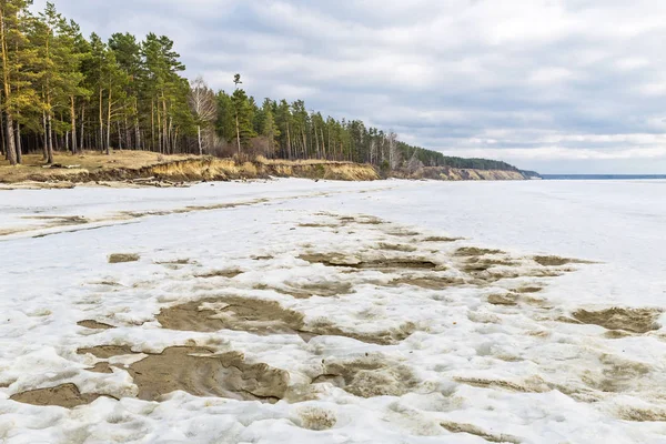 La costa del río Ob con hielo derretido —  Fotos de Stock