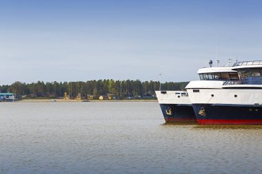 Tekne ayakta üstünde belgili tanımlık rıhtım. Nehir Berd, Berdsk, Novosibirsk Oblastı, Sibirya, Rusya Federasyonu