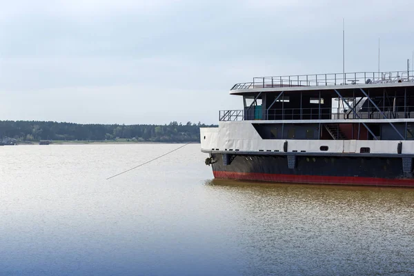 Båten står på kajen. Den flod Berd, Berdsk, Novosibirsk oblast, Sibirien, Ryssland — Stockfoto