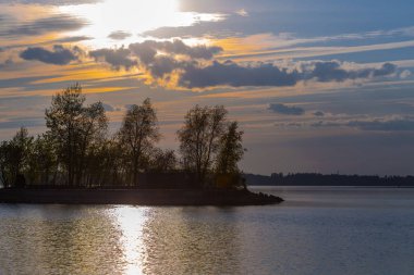 Bahar günbatımı Berd Körfezi üzerinden