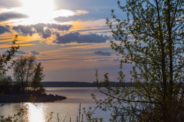 Bahar günbatımı Berd Körfezi üzerinden