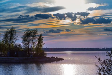 Bahar günbatımı Berd Körfezi üzerinden. Nehir Berd, Novosibirsk Oblastı, Sibirya, Rusya Federasyonu