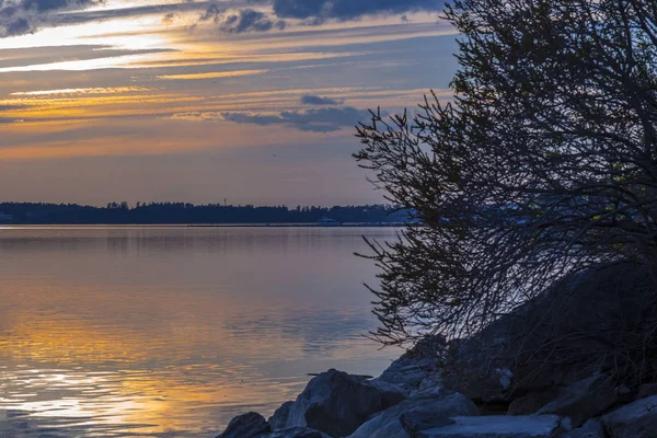 Våren solnedgång över viken av Berd — Stockfoto