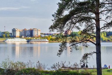Nehir Berd, Berdsk, Novosibirsk Oblastı, Sibirya, Rusya Federasyonu - 14 Mayıs 2017: şehir ve nehir Berd bir görünüm