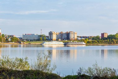 Nehir Berd, Berdsk, Novosibirsk Oblastı, Sibirya, Rusya Federasyonu - 14 Mayıs 2017: şehir ve nehir Berd bir görünüm