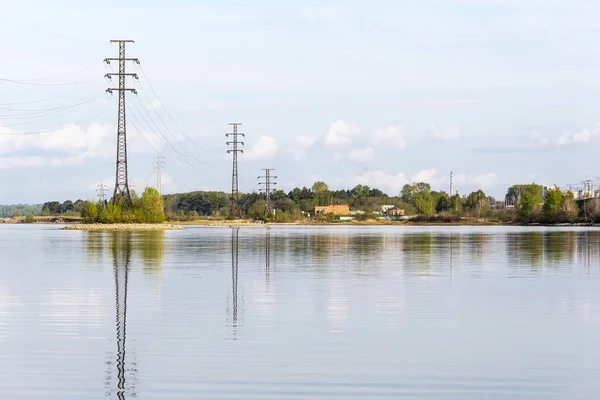 I supporti delle linee elettriche aeree installate nel fiume — Foto Stock